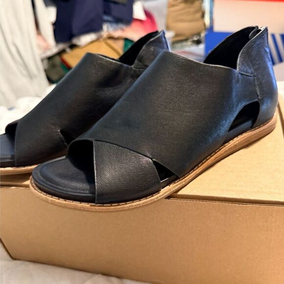 NWOB Sofft Evonne Flat Sandal in Black - Picture 7 of 12